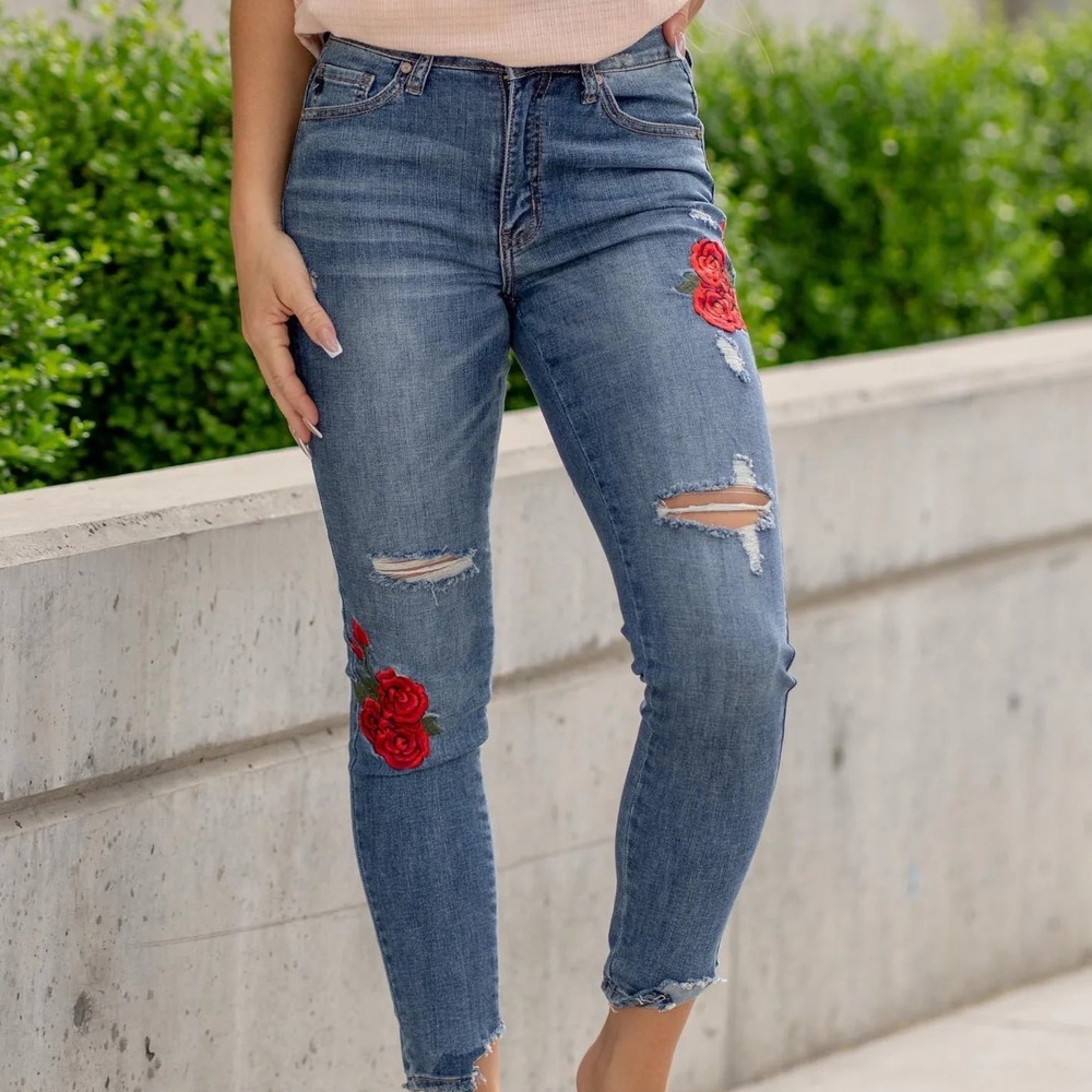 KanCan Rose Embroidered‎ Distressed Skinny Jeans Medium Wash Size 9 / 28